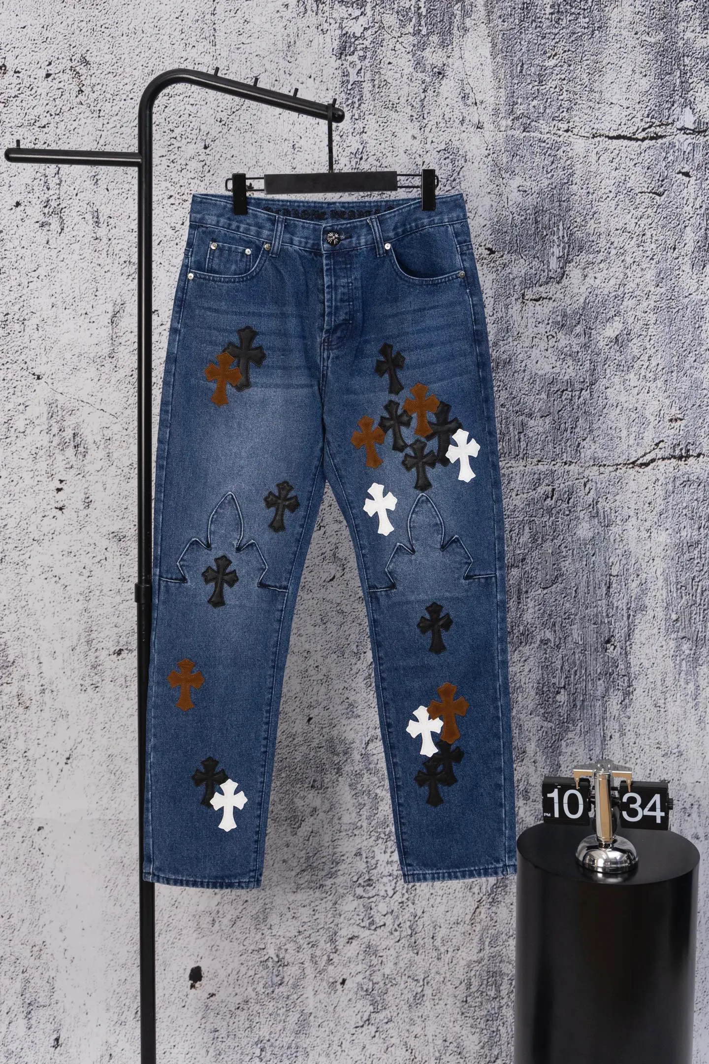 P260 CH Chromehearts limited edition three-color cross patchwork leather flame jeans, priced at 34W level, patchwork cross pattern embellishment, washed jeans! ! An absolutely high-end luxury product, a 1.9W-level god-level single product, a super popular product, made by top heavy industry, a magic weapon that cannot be missed! [About Zangyin] This is an extremely luxurious fashion brand that can also be called the aristocracy of the high street. It has always been an exclusive brand for some hipsters or rich second generations. Compared with ordinary high streets, it is more luxurious and noble. Compared with luxury brands, it is more fashionable and individual. It has always been a brand that I have a special liking for. [Top heavy industry fashion design] Consistently high-street luxury style. Speaking of this style, the Zangyin family and GU family are definitely the leading representative brands. Especially the Zangyin family has really achieved a state-of-the-art effect in creating high-street style. The unique washed material is used to create this style. The color system is already quite eye-catching. After it is decorated with patchwork cross flowers, it cleverly highlights the charm of the brand. Secondly, this style uses classic The high-waist cutting design highlights the long legs and fashionable temperament of the upper body. The brand is highly recognizable and the slim fit configuration is more suitable for daily wear. It is a product that interprets personality, fashion, and specifications at a glance. This single product is enough to make any fan excited. It can be a white T-shirt for a youthful college style, or a tight suspender for a royal style. It has strong matching ability and can be easily controlled by men.  [Materials and craftsmanship] Needless to say, this point goes without saying. As an excellent craftsman brand, Zangyin’s requirements for details and craftsmanship are really perfect. The washed color of this model has gone through so many processes, not to mention the embellishment of denim appliques. It is also purely hand-made and sewn. Just like what they believe in, only hand-made things have soul and have the meaning of wear. A top-notch heavy-duty fashionable denim item, I look forward to your perfect interpretation! !  Color: blue Size: 28-36